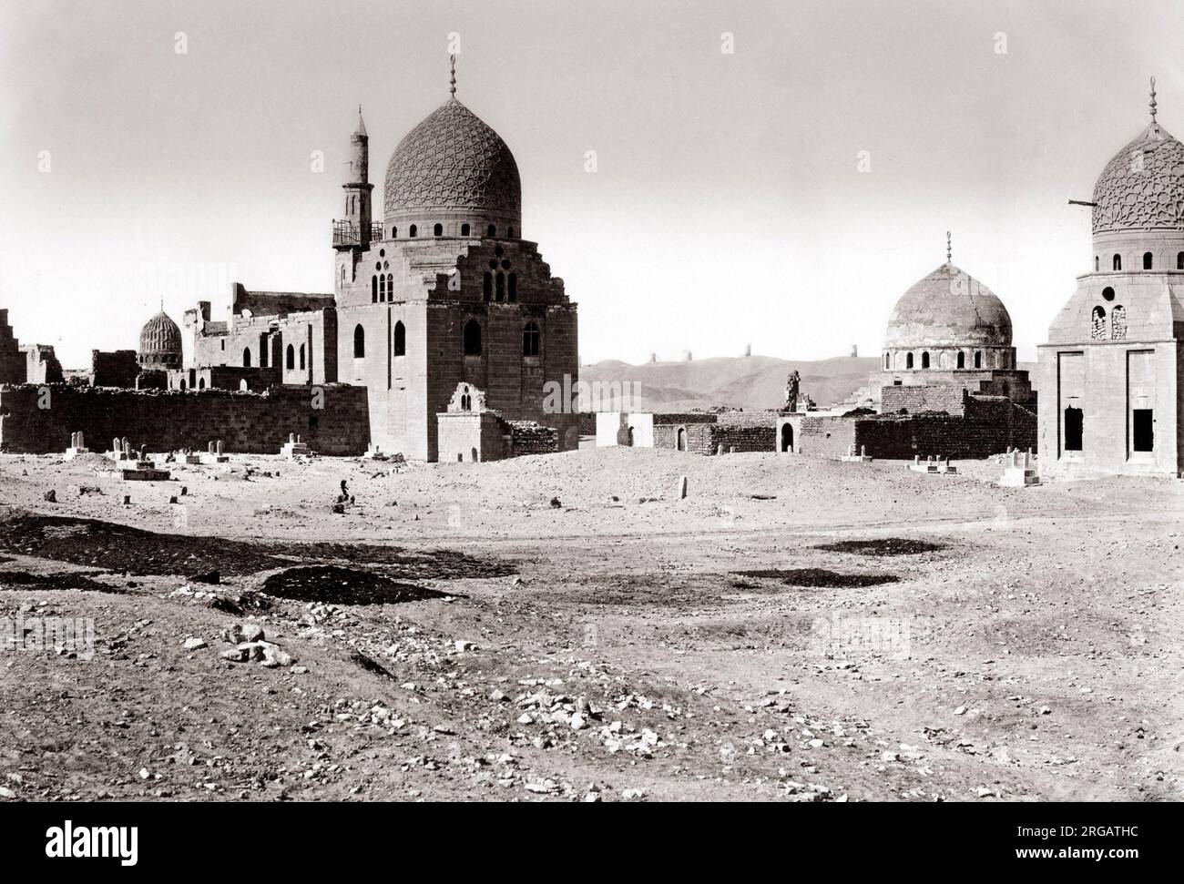Tombe dei califfi, la città dei morti al Cairo, Egitto, c.1880's Foto Stock