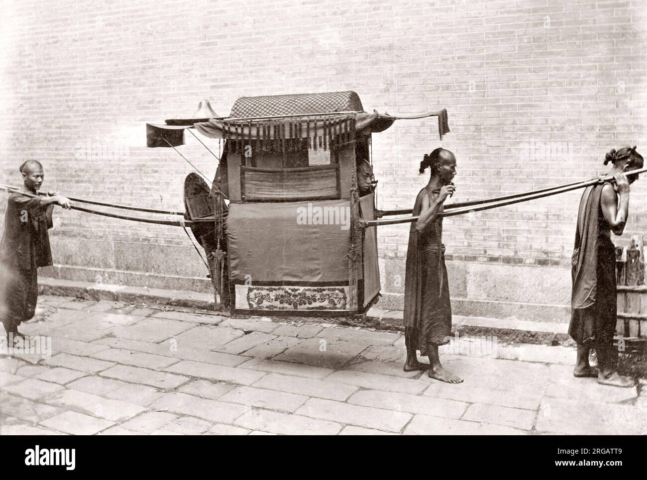 Il cinese portantina o palanquin con portatori, Cina c.1870's Foto Stock
