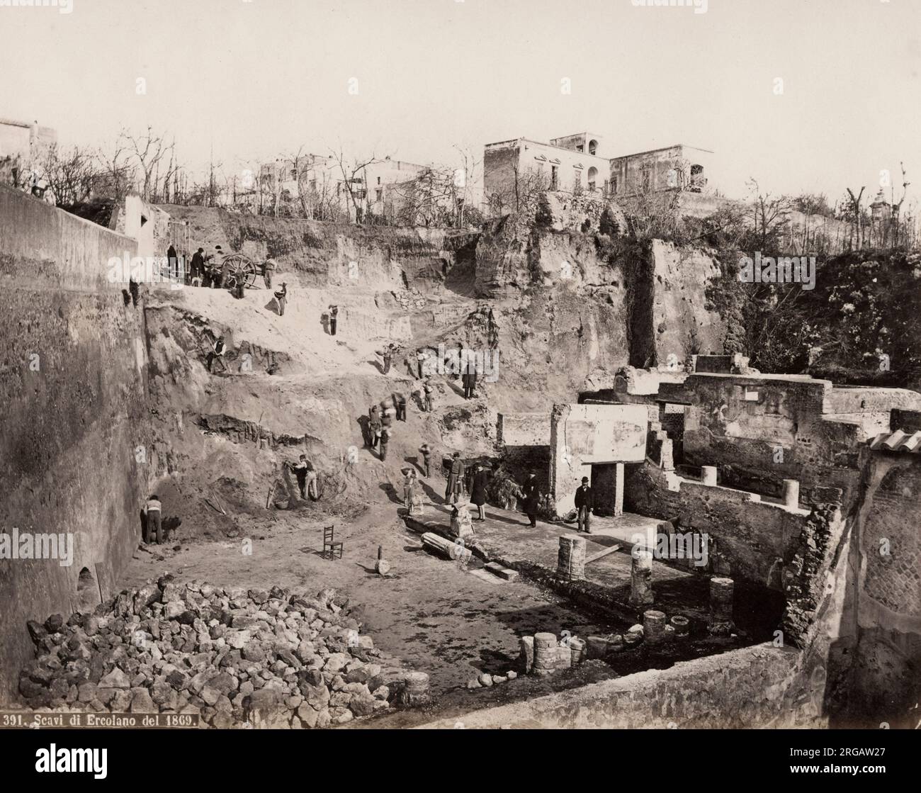 19th ° secolo annata fotografia - esvazione archeologica delle rovine di Ercolano, Italia, 1869. Situata nel comune moderno di Ercolano, Campania, Italia, la città fu distrutta e sepolta sotto cenere vulcanica e pomice nell'eruzione del Vesuvio nel 79 d.C. Foto Stock