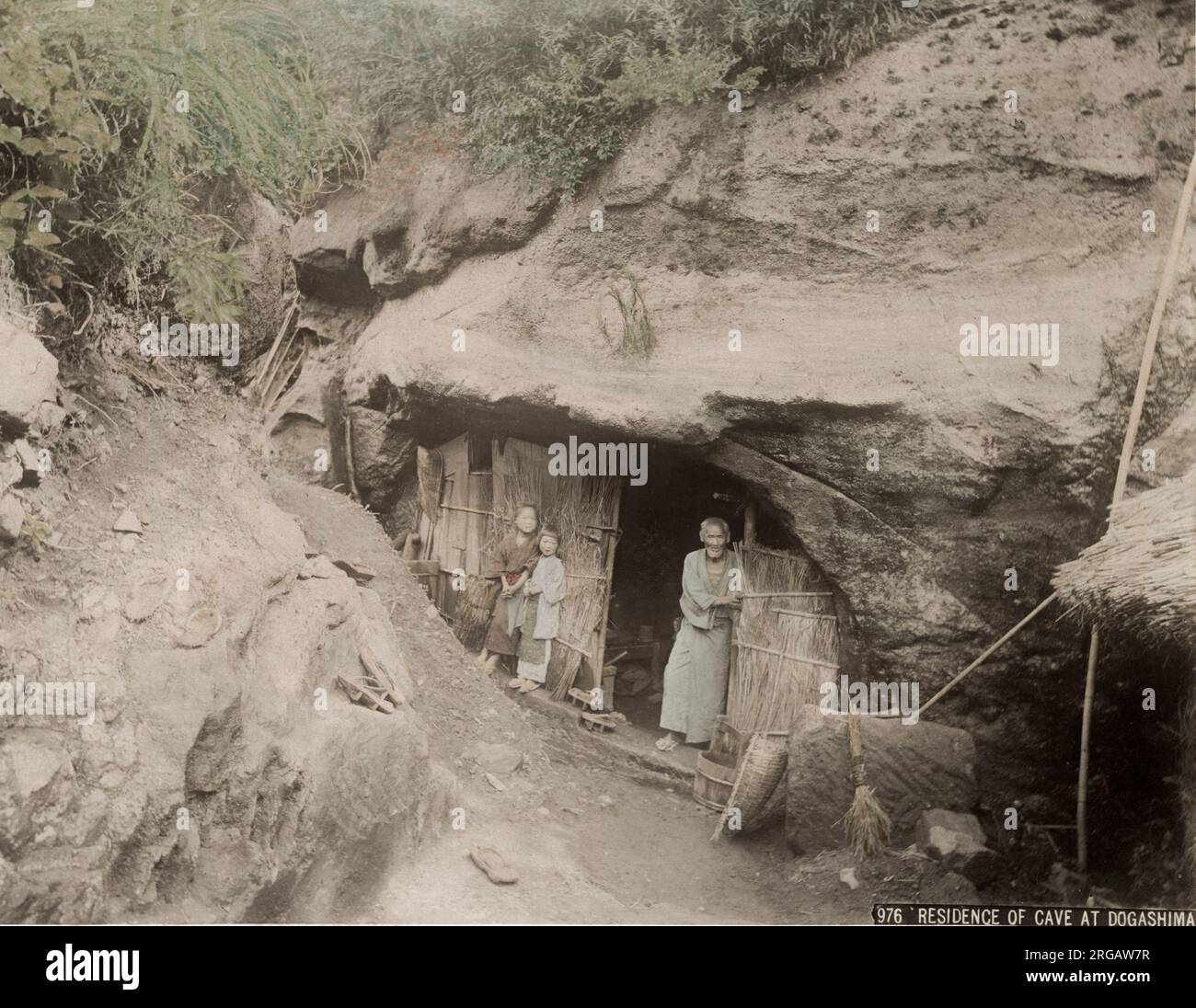 Fotografia d'annata del XIX secolo - abitanti delle grotte, casa scolpita nella roccia, Dogashima, Giappone, vecchio e bambini. Foto Stock
