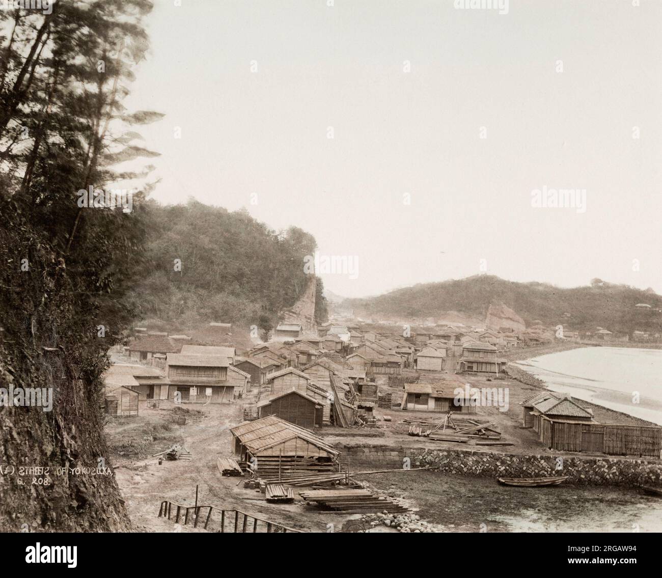Fotografia d'epoca del XIX secolo: Giappone - scena di strada lungo la riva di Yokosuka. Foto Stock