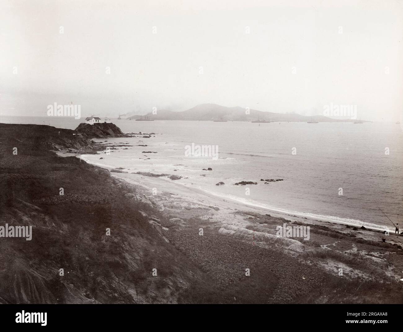 Vintage c.1900 Fotografia: Vista del mare a Weihaiwei, ora Wehai, Cina. Isola di Hehuawan in lontananza. Foto Stock