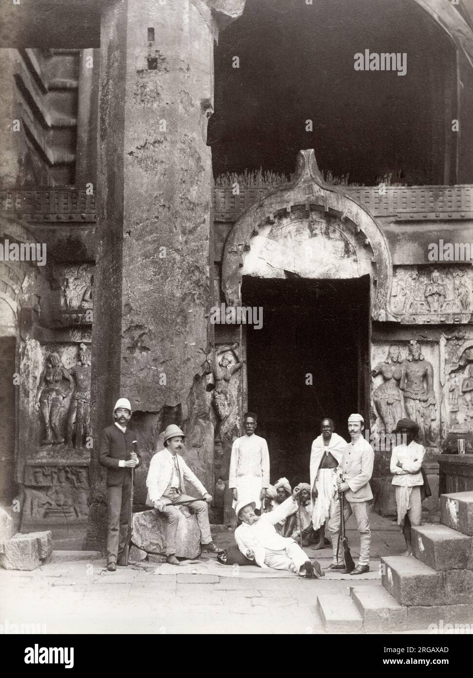 Vintage 19 ° secolo fotografia: occidentali e nativi indiani uomini in un ingresso tempio, India, circa 1880. Foto Stock