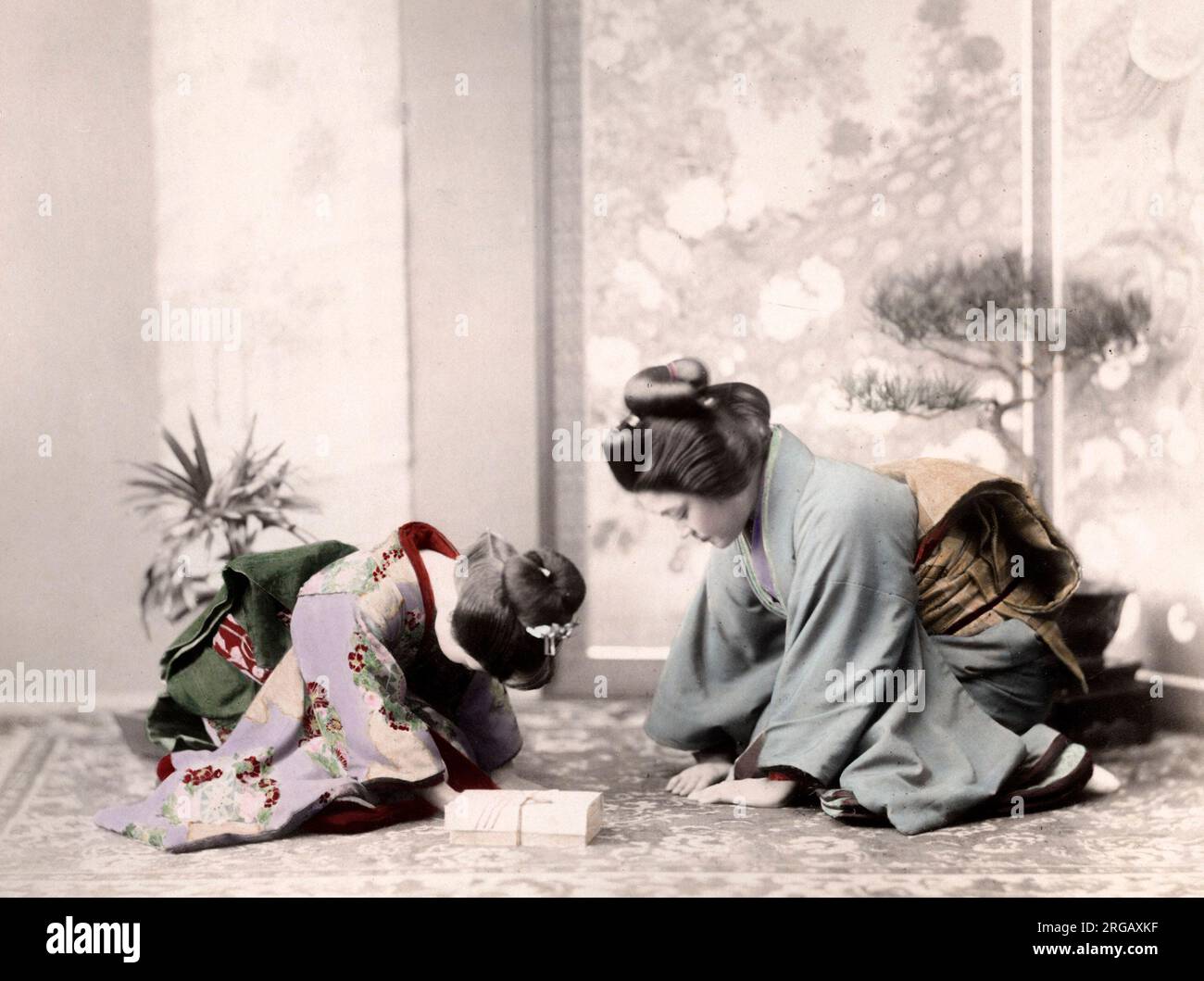 C. 1880 Giappone - saluto formale e presente Foto Stock