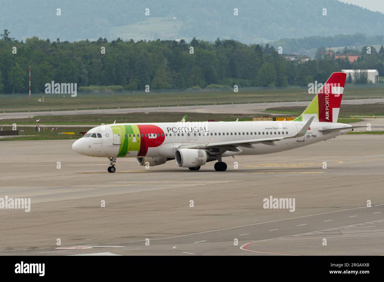 Zurigo, Svizzera, 19 maggio 2023 l'aeromobile CS-TNS TAP Air Portugal Airbus A320-214 ruba nella sua posizione di parcheggio Foto Stock