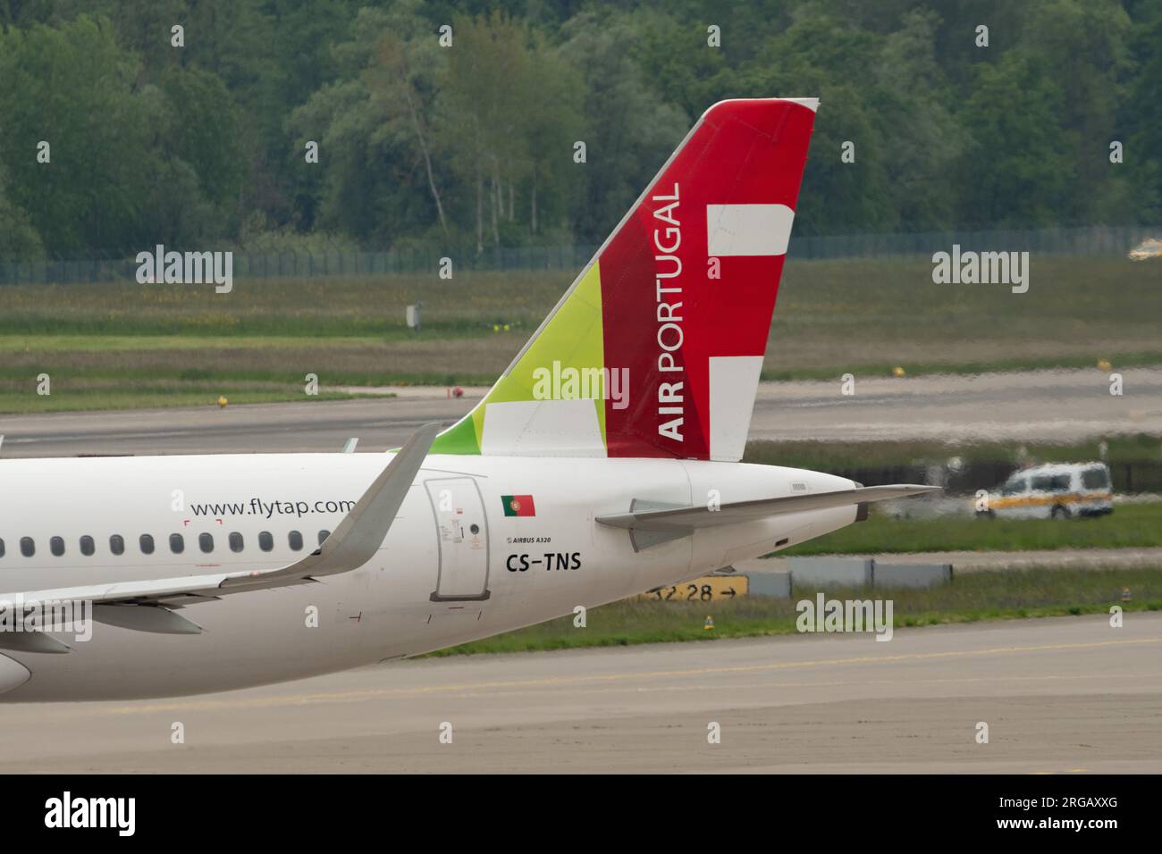 Zurigo, Svizzera, 19 maggio 2023 CS-TNS Logo sul timone di un aeromobile TAP Air Portugal Airbus A320-214 Foto Stock