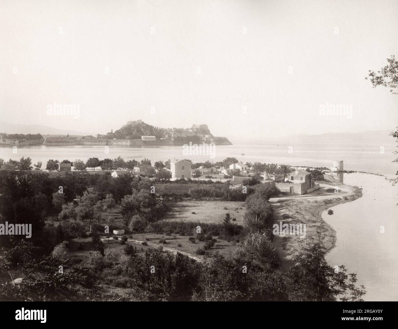 Fotografia d'epoca del XIX secolo - vista costiera, Corfù, Grecia Foto Stock