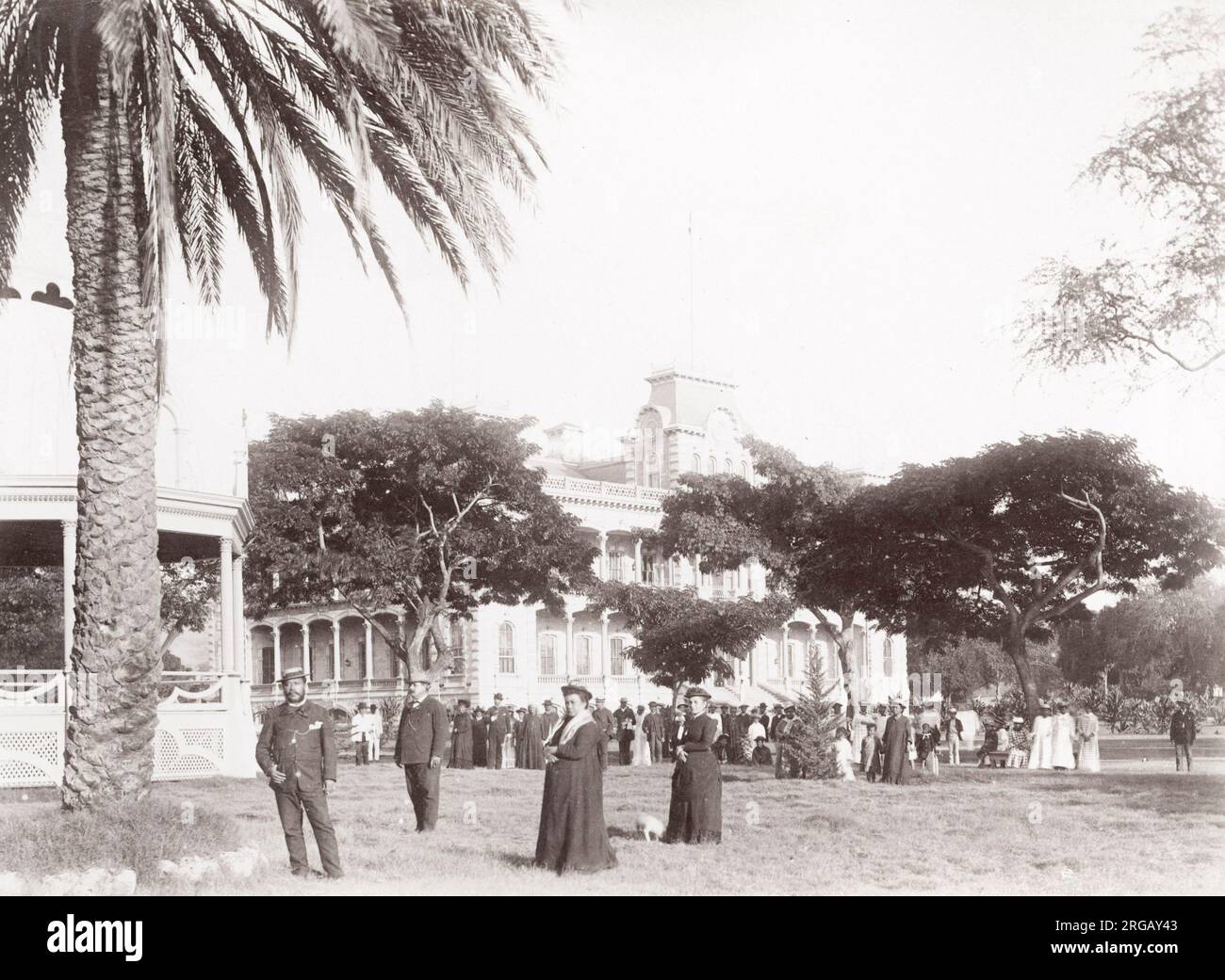 Fotografia d'epoca del XIX secolo: Re e regina delle Hawaii fuori dal Palazzo reale. KalÃ„Âkaua (David LaÃŠÂ»amea Kamananakapu Mahinulani Naloiaehuokalani Lumialani KalÃ„Âkaua, 16 novembre 1836 – 20 gennaio 1891, è stato l'ultimo re e penultimo monarca del Regno di HawaiÃŠÂ»i, Foto Stock