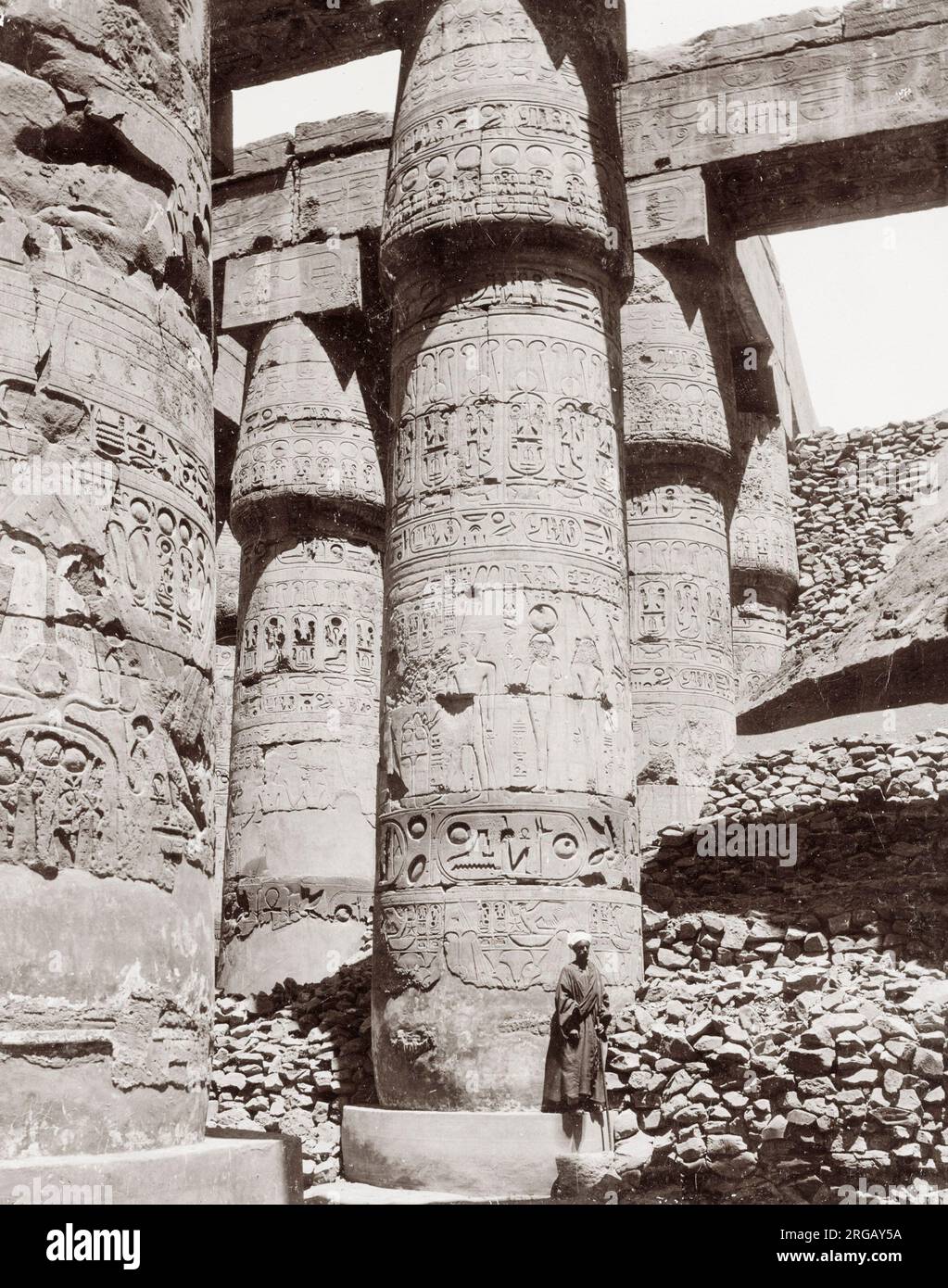 Fotografia d'epoca del 19 ° secolo: Colonne intagliate antiche rovine, Egitto, con figura. Foto Stock