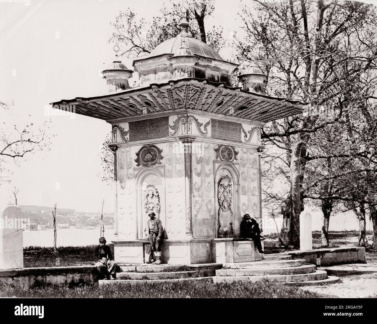 Fotografia d'epoca del XIX secolo: Fontana d'acqua ornata, rive del Bosforo, Costaninopoli, Istanbul, Turchia. Foto Stock