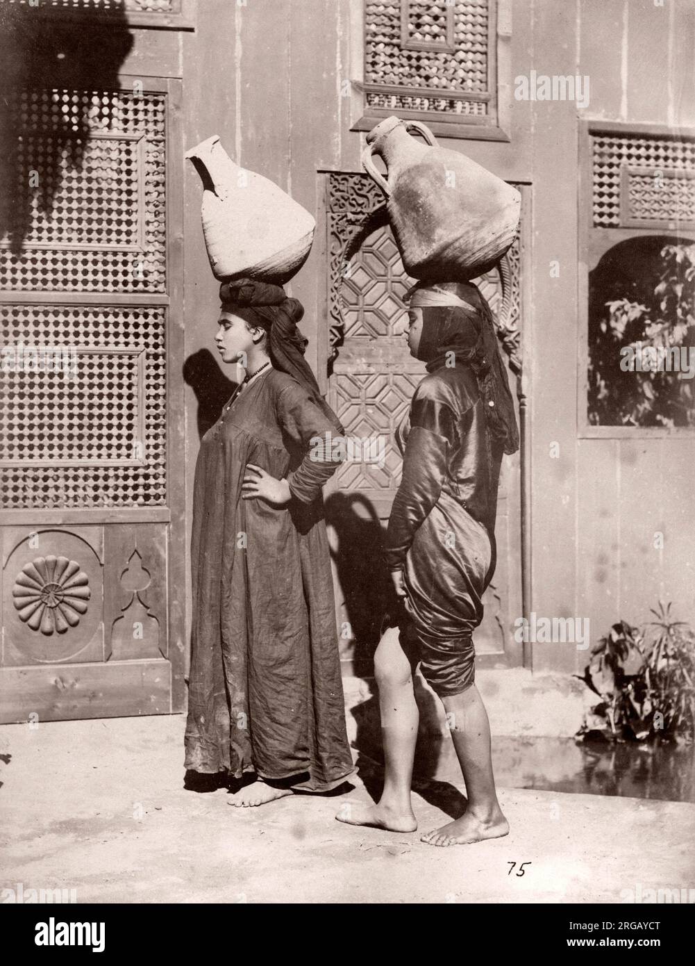 Foto d'annata tardo 19 ° secolo: Donne con vasi che trasportano acqua, Egitto. Foto Stock