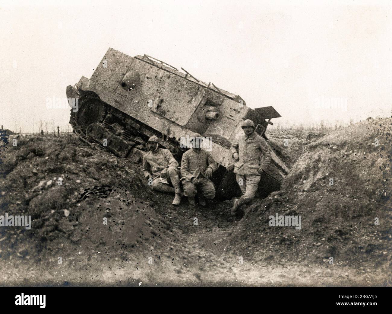 Prima guerra mondiale - serbatoio in un cratere di bomba Foto Stock