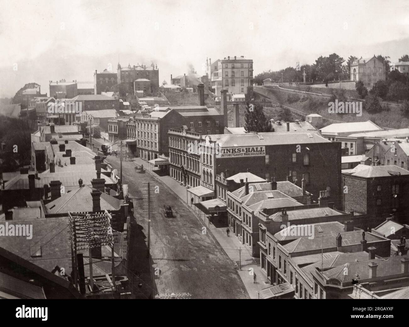 Fotografia d'epoca del 19 ° secolo - scena di strada ad Auckland Nuova Zelanda, include i locali dei produttori di mobili Winks e Hall. Foto Stock