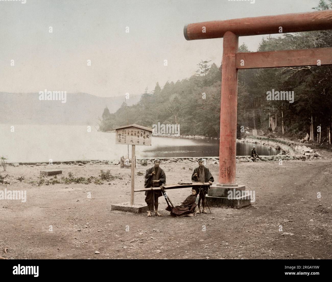 Fotografia d'epoca del XIX secolo - epoca Meiji Giappone: torri, sedia da trasporto, sedia berlina, sulla riva del lago Hakone. Foto Stock