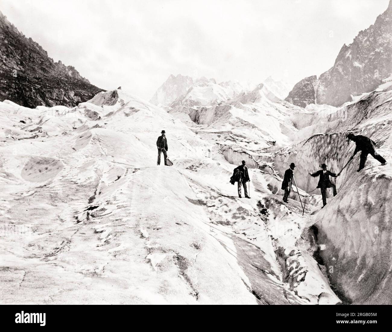 Fotografia d'epoca del XIX secolo: Il ghiacciaio Geant è un grande ghiacciaio sul versante francese del massiccio del Monte bianco nelle Alpi. È il principale fornitore di ghiaccio al Mer de Glace che scorre verso Montenvers. Prende il nome dalla vicina Dent du Geant. Immagine c.1880. Foto Stock