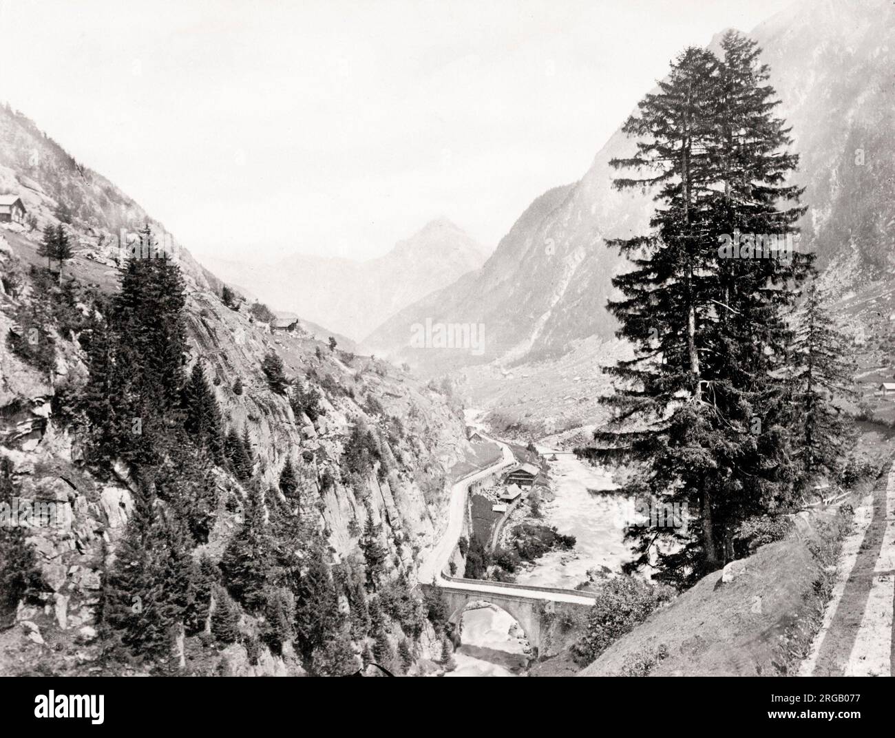Fotografia d'annata del XIX secolo: Il percorso del Gottardo è il passaggio più importante tra la Svizzera Centrale e la maggior parte della parte settentrionale del paese e la regione meridionale del Ticino. intorno al 1880. Foto Stock