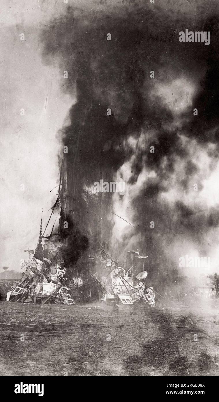 Fotografia d'epoca del XIX secolo: Cremazione di un monaco buddista birmano o pongyi su un elaborato pira funeraria, fuoco. Vedere le altre immagini delle diverse fasi del processo. Foto Stock