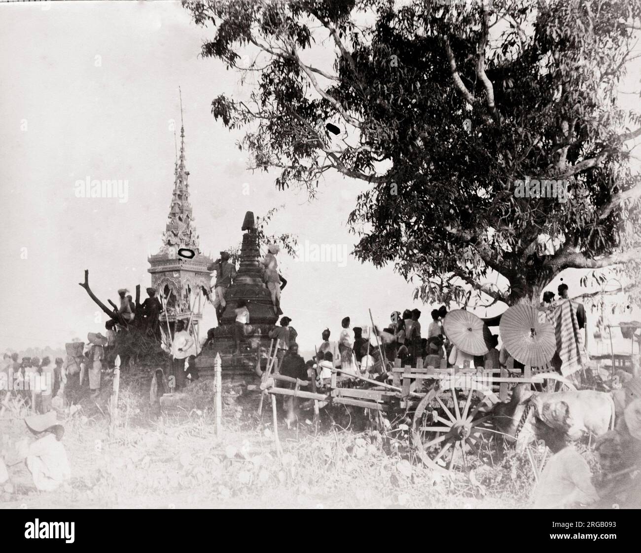 Fotografia d'epoca del XIX secolo: Cremazione di un monaco buddista birmano o pongyi su un elaborato pira funeraria, fuoco. Vedere le altre immagini delle diverse fasi del processo. Foto Stock