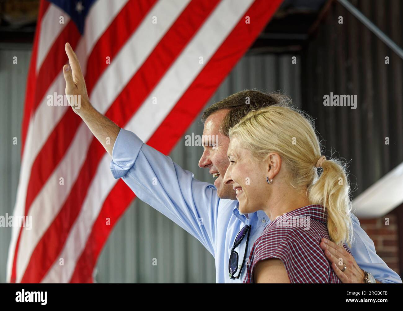 Il governatore del Kentucky Andy Beshear salta alla folla con sua moglie, la first lady Britainy Beshear, al suo fianco al 143rd St Jerome Fancy Farm picnic sabato 5 agosto 2023 a Fancy Farm, Graves County, Kentucky, USA. Il democratico in carica Beshear sta cercando un secondo mandato come governatore del Commonwealth del Kentucky contro il candidato repubblicano Daniel Cameron. (Foto Apex MediaWire di Billy Suratt) Foto Stock