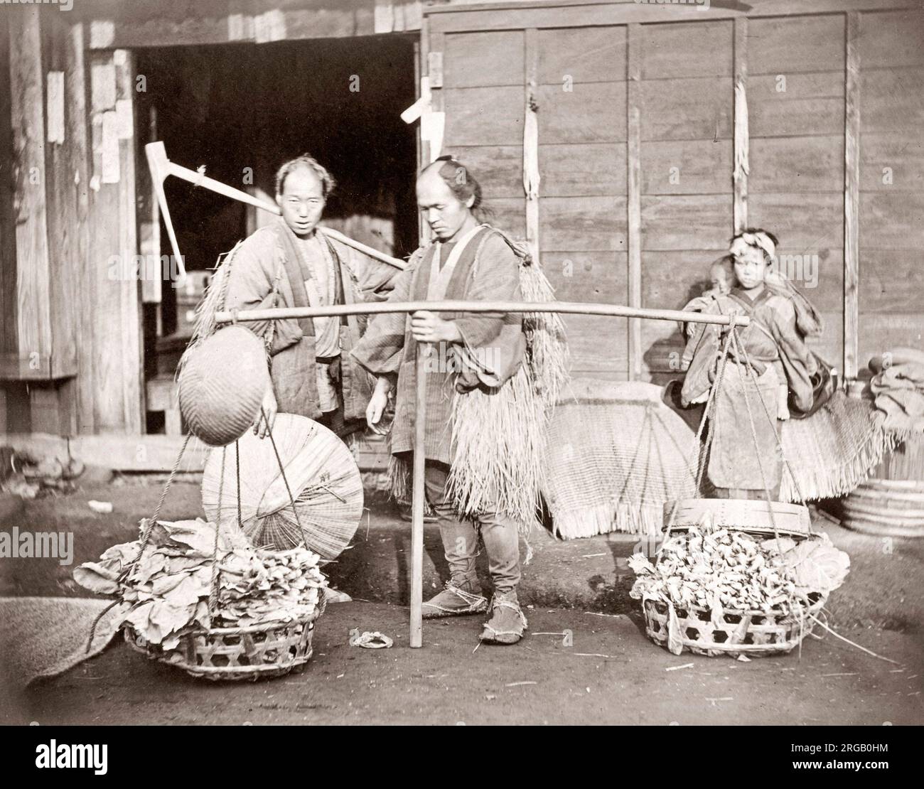 Porter trasporta un carico di verdura, Giappone, c.1870s Foto Stock