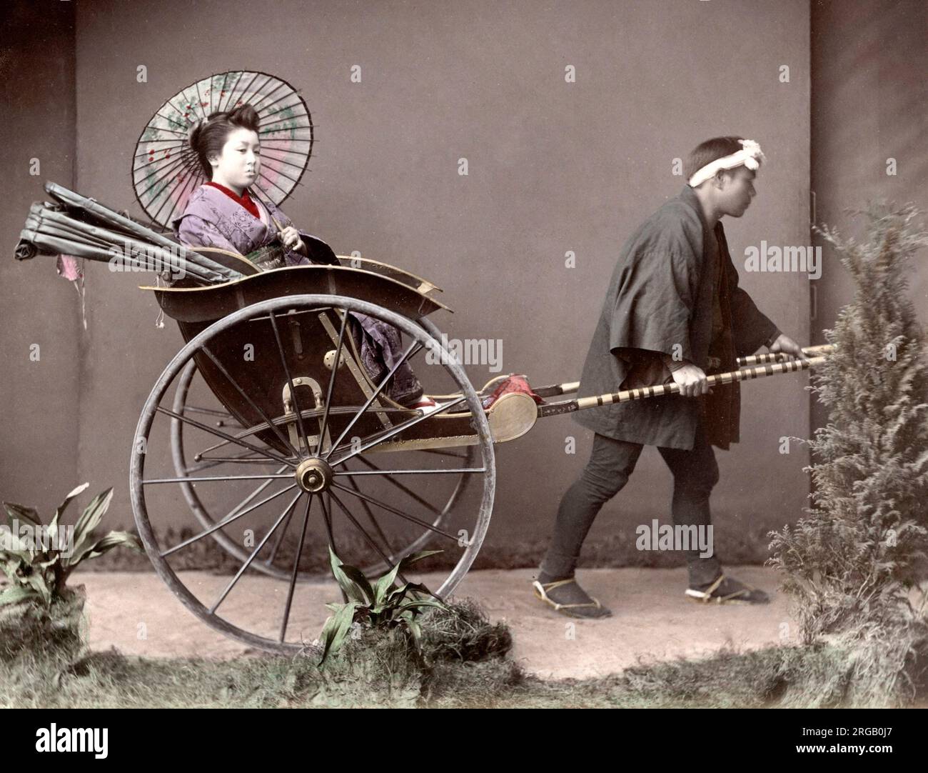 C. 1880 GIAPPONE - La donna in un rickshaw Foto Stock