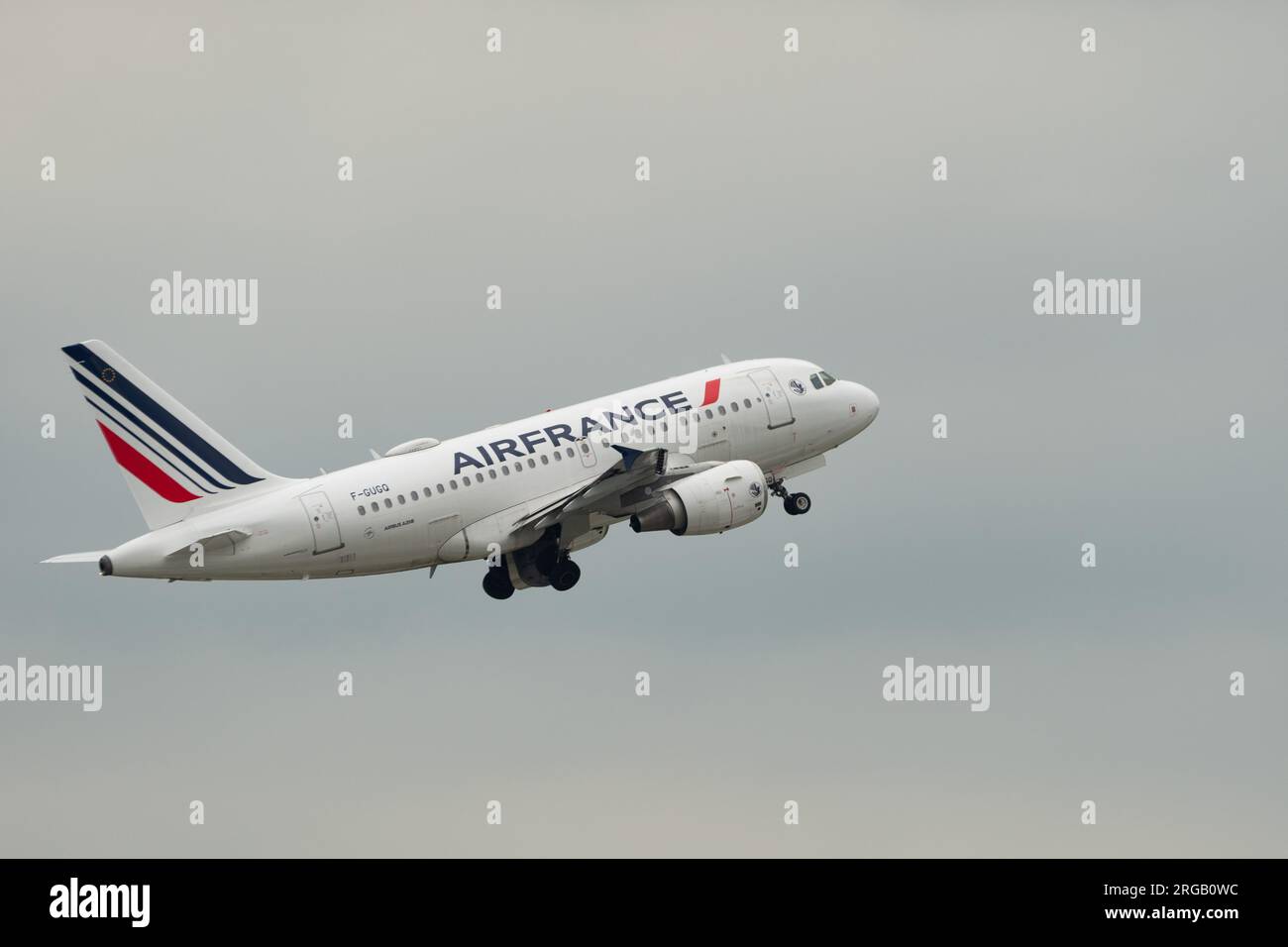 Zurigo, Svizzera, 19 maggio 2023 F-GUGQ Air France Airbus A318-111 subito dopo il decollo dalla pista 10 Foto Stock