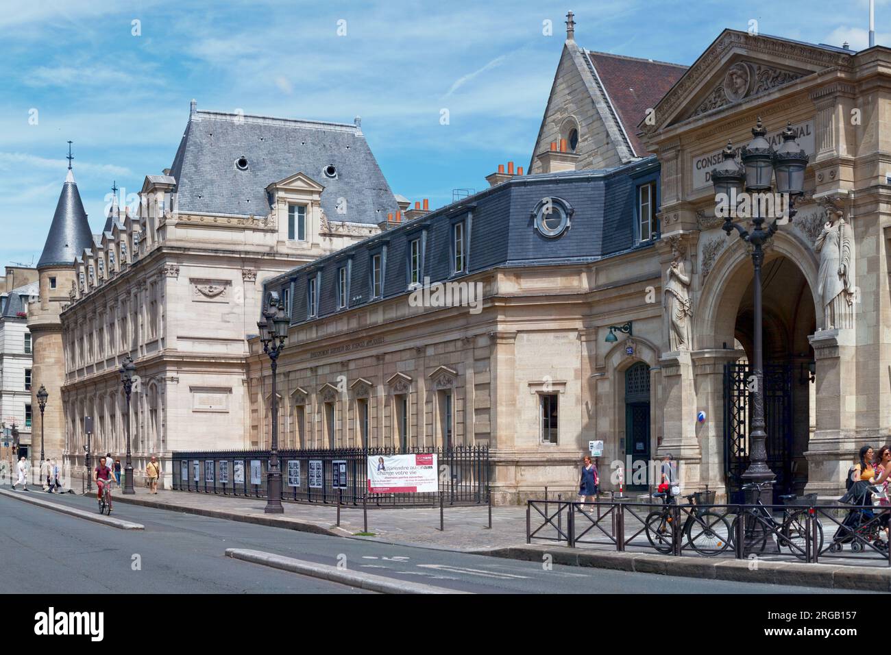 Parigi, Francia - 17 luglio 2017: Il Conservatoire National des Arts et métiers (CNAM; Conservatorio Nazionale di Arti e Mestieri) è un dottorato di ricerca gra Foto Stock