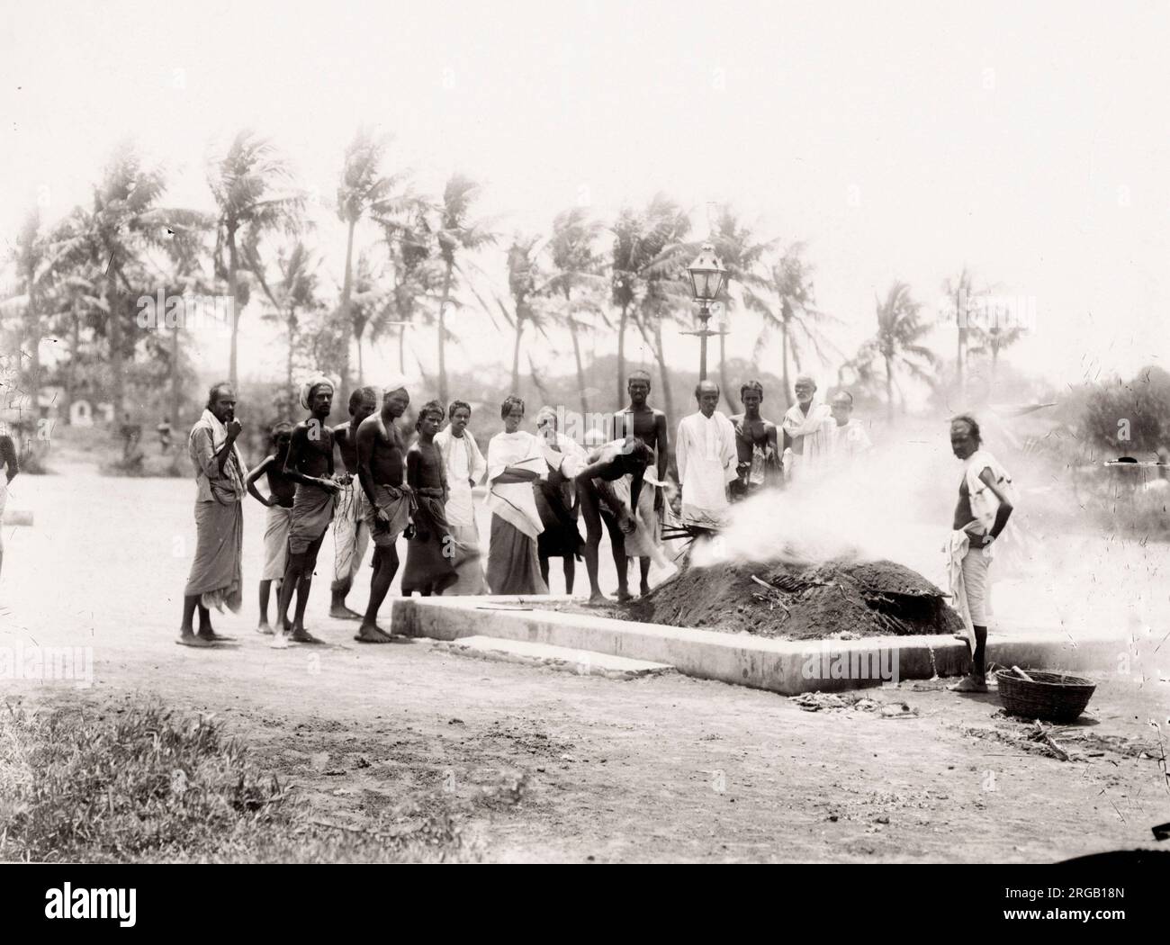 Fotografia d'epoca del XIX secolo: Gruppo di persone intorno a una cremazione funeraria pira, India. Foto Stock