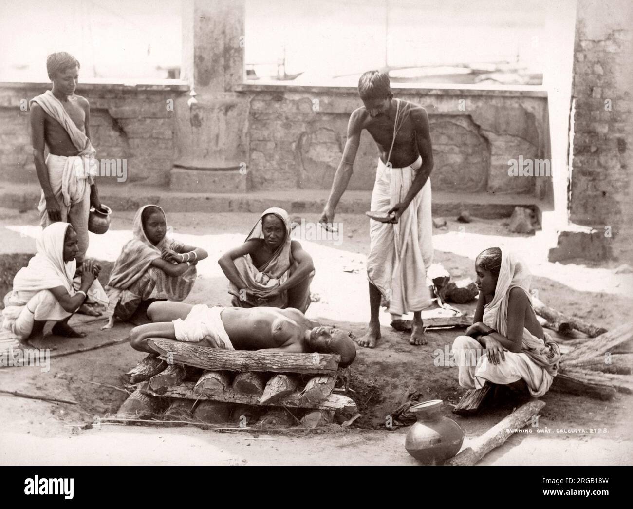 Foto d'annata tardo 19 ° secolo: Corpo su pira funeraria per la cremazione, Calcutta, Kolkata, India. Foto Stock