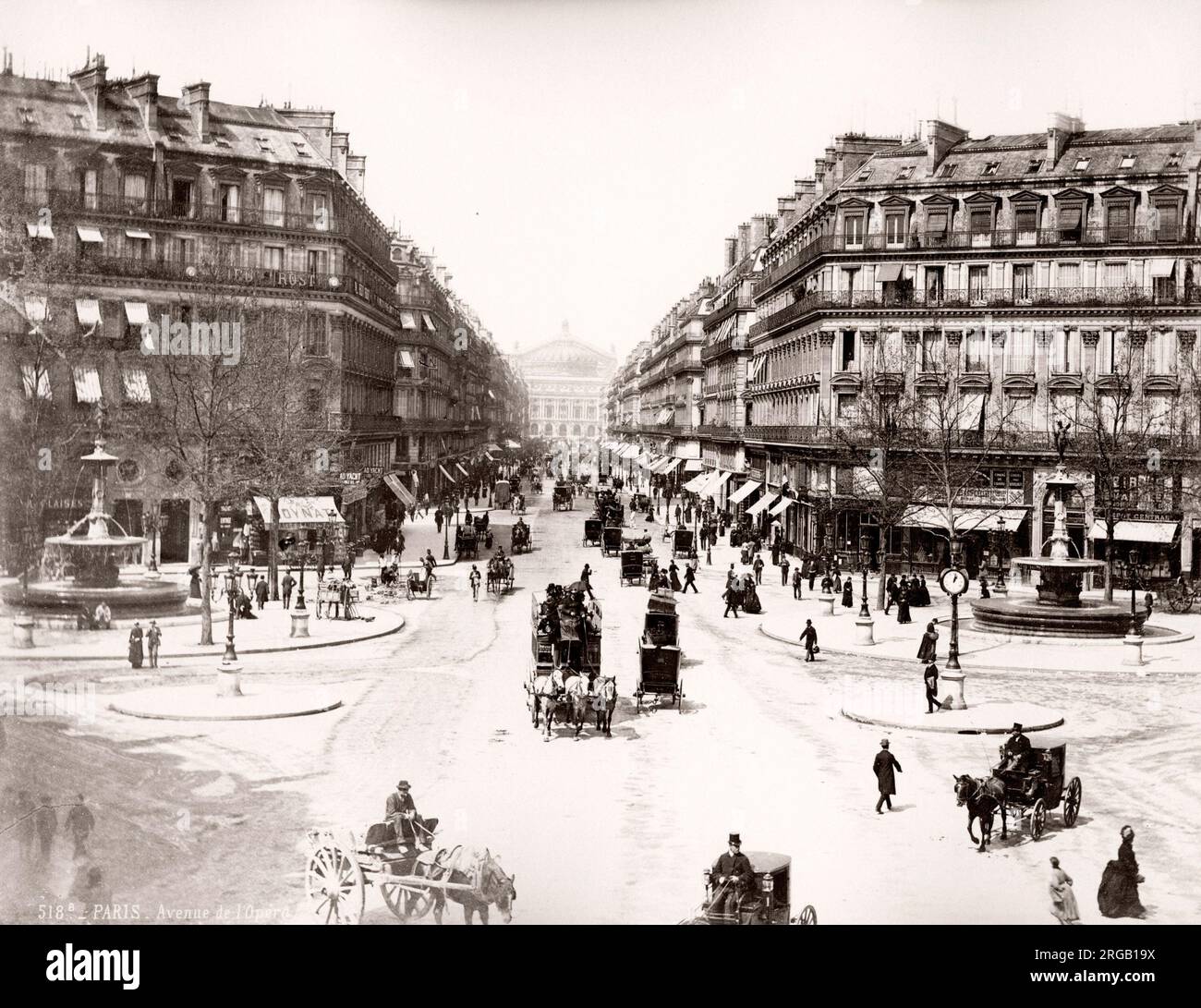 Foto d'epoca tardo 19 ° secolo: Avenue de l'Opera, Parigi, Francia, traffico. Foto Stock