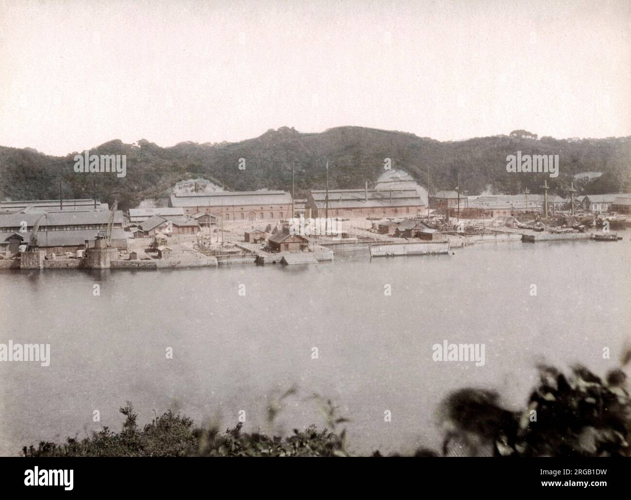 Cantiere navale a Yokosuka, Giappone, circa 1880's Vintage tardo 19th ° secolo fotografia Foto Stock