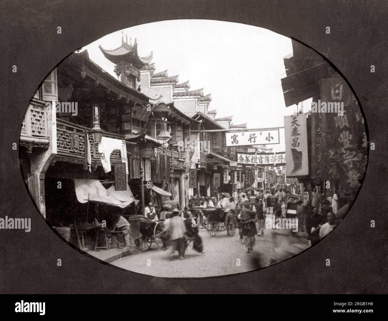 Strada trafficata scena in Cina a Shanghai, c.1880's Foto Stock
