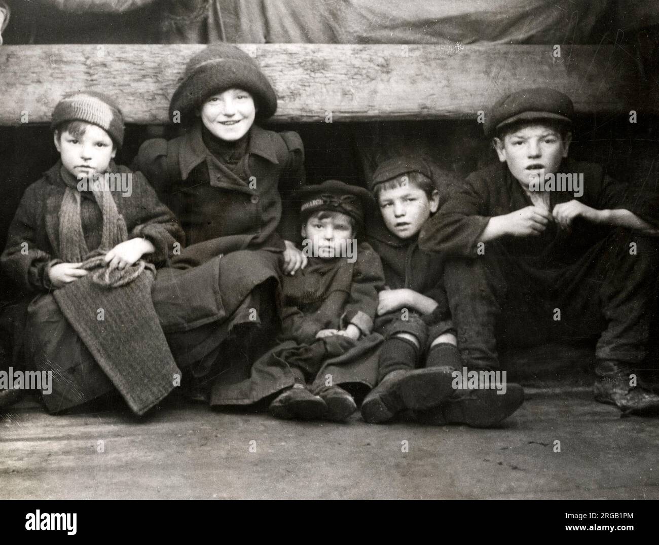 Fotografia stampa vintage dei primi anni del 20th° secolo - vita familiare a bordo di una barca, storia sociale, povertà, Inghilterra, 1920s - gruppo di bambini Foto Stock