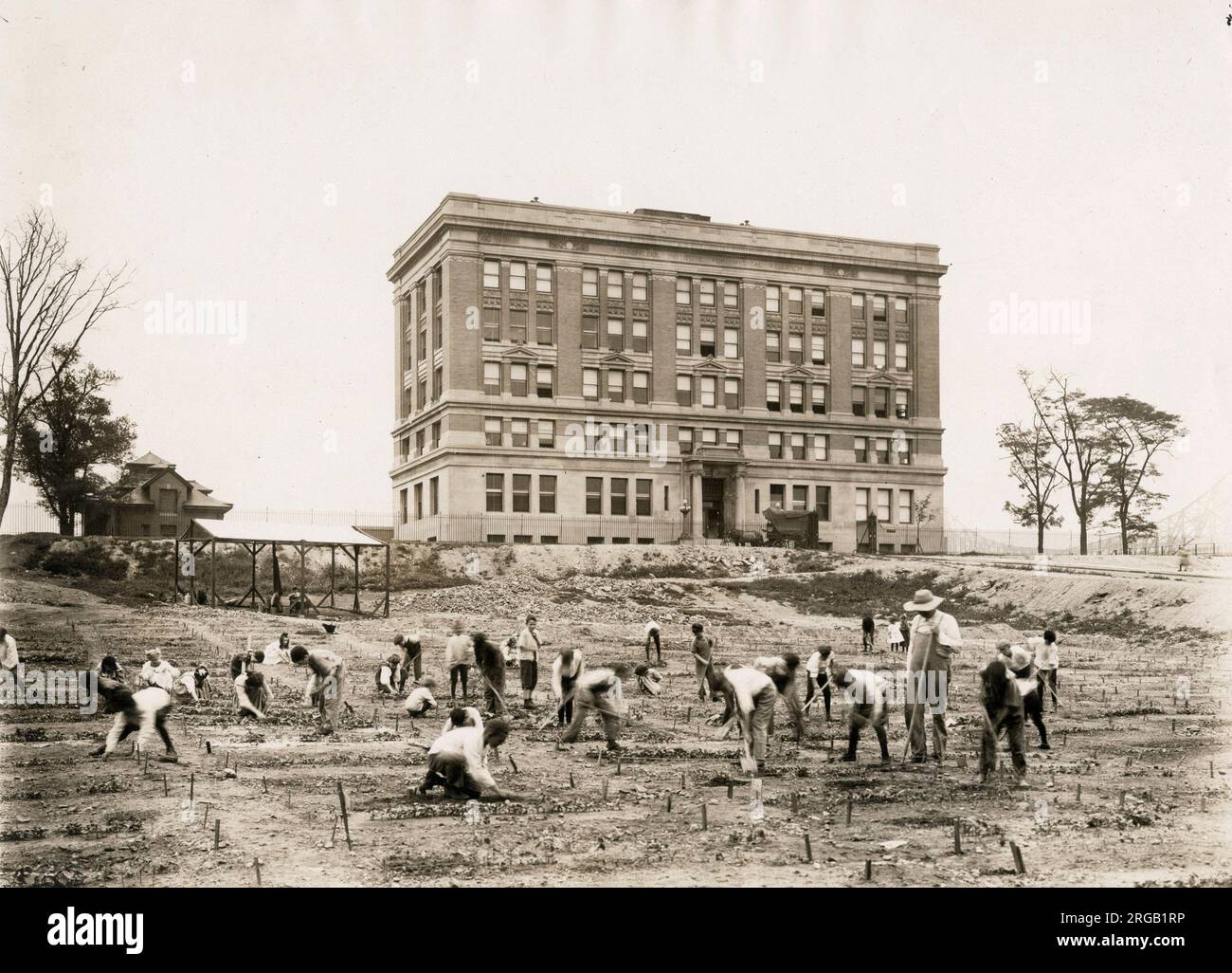 Nei primi anni del XX secolo vintage premere fotografia - lavoratori di campo al di fuori del Rockefeller Institute per la ricerca medica, ora noto al Rockefeller University, c.1920s Foto Stock