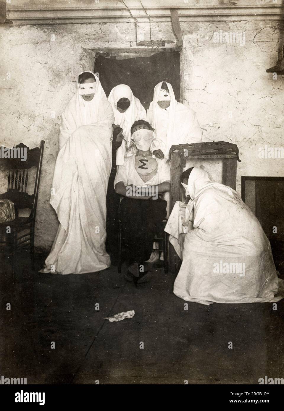 Nei primi anni del XX secolo vintage premere fotografia - studenti di medicina in fraternità cerimonia di iniziazione, Phildelphia USA c.1920s Foto Stock