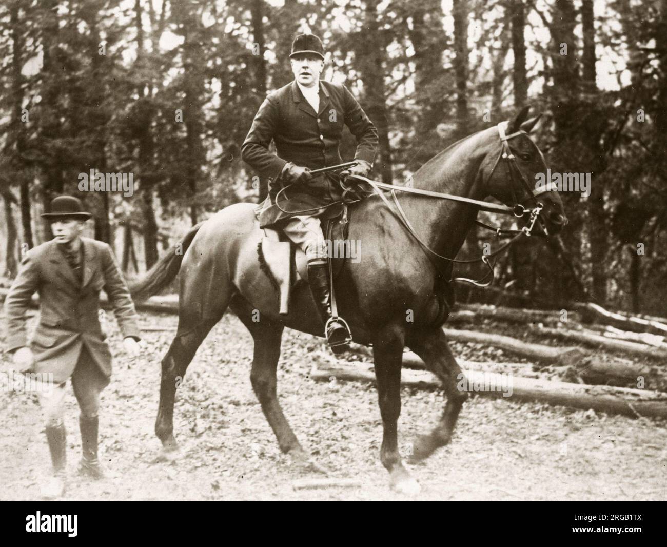 Nei primi anni del XX secolo vintage premere fotografia - Hugh Grosvenor, secondo Duca di Westminster - fuori la caccia alla volpe sul suo cavallo. Una delle più ricche del mondo uomini. c.1920s Foto Stock