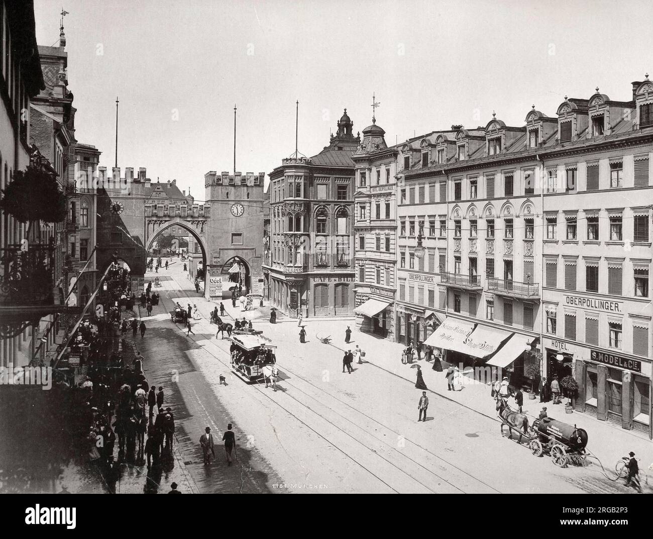 Fotografia d'epoca del XIX secolo - scena di strada e porta della città, Monaco, Germania Foto Stock