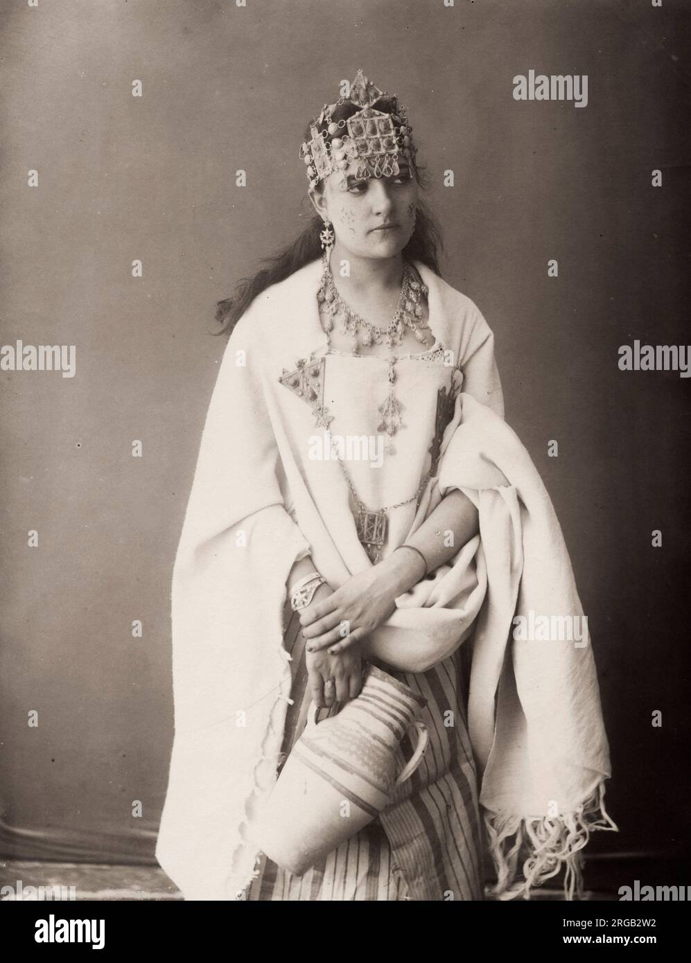 Fotografia d'epoca del XIX secolo: Scritta "donna dell'harem" dallo studio Garrigues, Tunisi Tunisia. Foto Stock