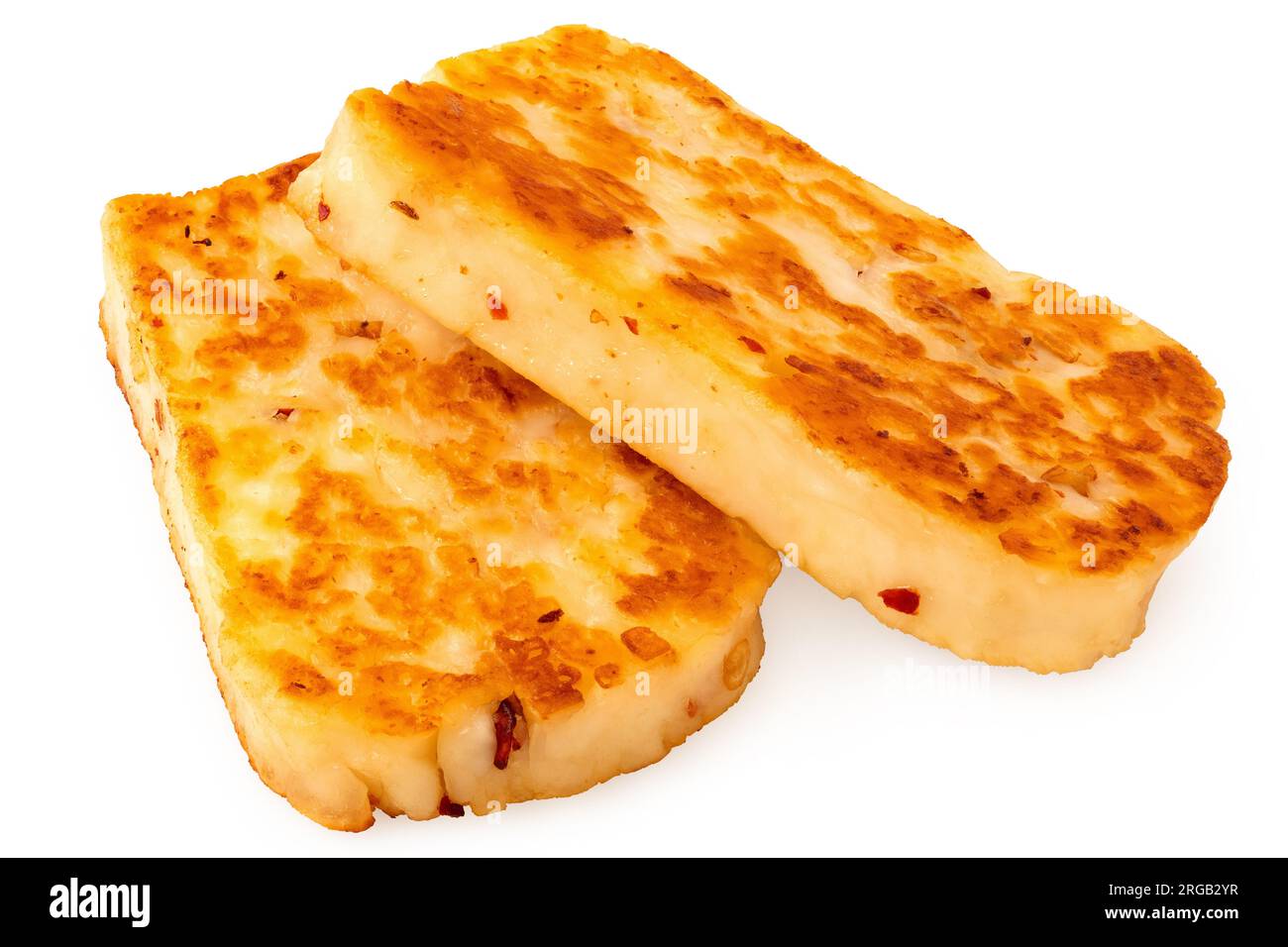 Due fette fritte di formaggio halloumi con peperoncino rosso isolato su bianco. Foto Stock