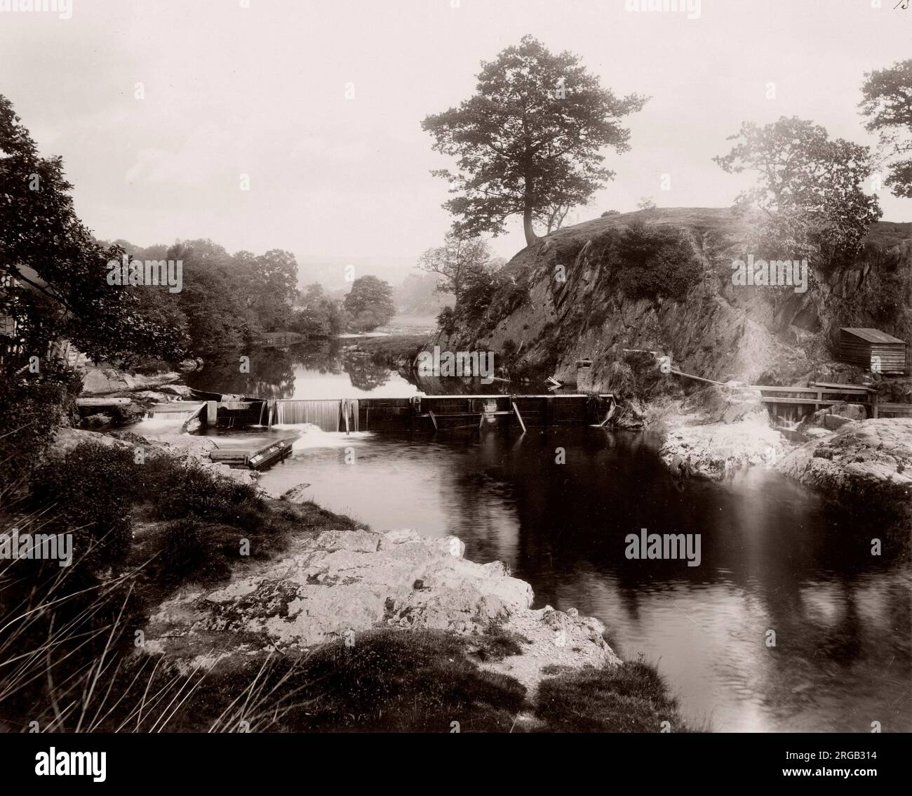 Vintage del XIX secolo fotografia - Regno Unito - la collina del castello e il fiume weir, Rhayader, Galles Foto Stock