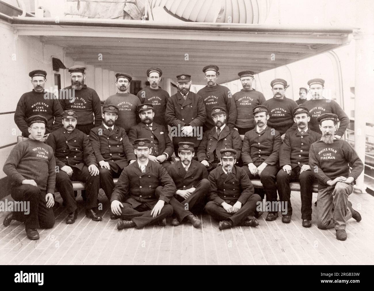 1889 fotografia - RMS Teutonico - da un album di immagini relative al lancio del vaso che è stato costruito da Harland e Wolff a Belfast per la White Star Line - in seguito per ottenere notorietà come il proprietario del Titanic. L'album mostra gli interni della nave, membro dell'equipaggio, crociere di prova, compresa una visita a bordo mediante il Kaiser tedesco e il Principe di Galles, così come molte immagini di altri visitatori. Questa immagine - Capo ingegnere e motore del personale di sala Foto Stock