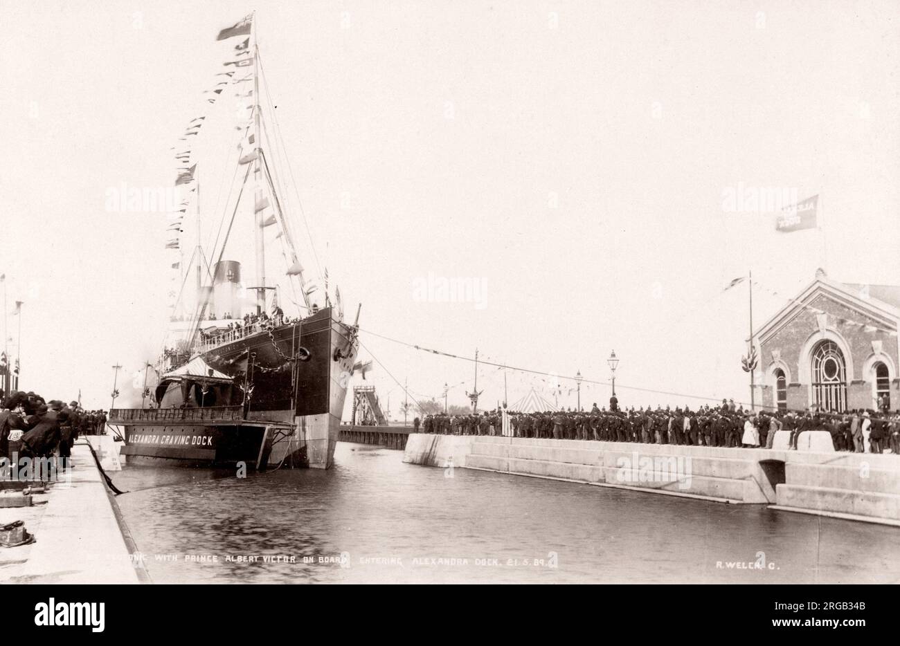 1889 Fotografia - RMS Teutonic - da un album di immagini relative al lancio della nave, che è stato costruito da Harland e Wolff a Belfast, per la White Star Line - in seguito per ottenere notorietà come il proprietario del Titanic. L'album mostra gli interni della nave, membro dell'equipaggio, crociere di prova, tra cui una visita a bordo del Kaiser tedesco e del Principe di Galles, così come molte immagini di altri visitatori. Questa immagine - il principe Albert Victor esegue l'apertura del molo di Alexandra Graving a Harland e Wollf a Belfast con RMS Teutonic sullo sfondo. Foto Stock