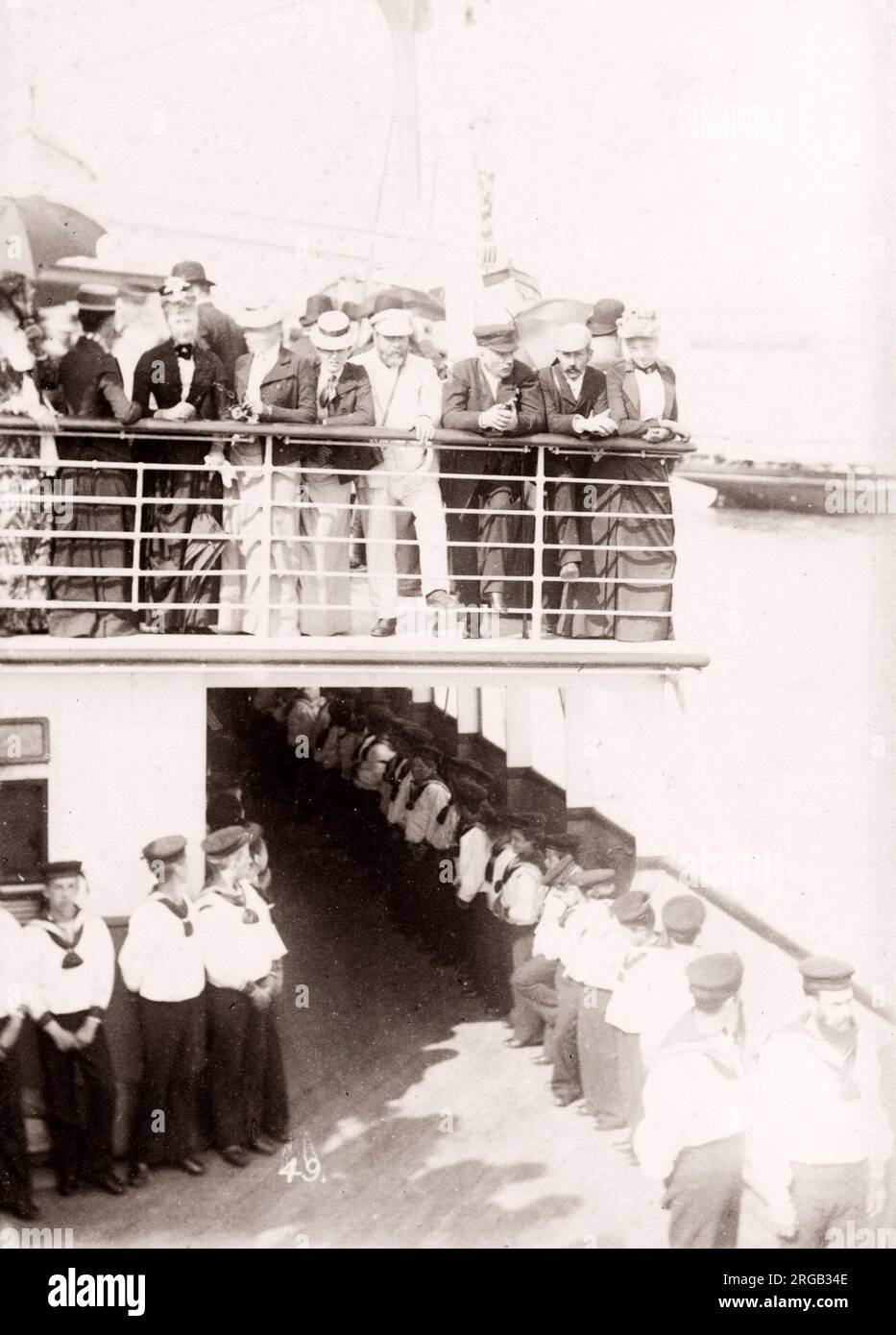 1889 fotografia - RMS Teutonico - da un album di immagini relative al lancio del vaso che è stato costruito da Harland e Wolff a Belfast per la White Star Line - in seguito per ottenere notorietà come il proprietario del Titanic. L'album mostra gli interni della nave, membro dell'equipaggio, crociere di prova, compresa una visita a bordo mediante il Kaiser tedesco e il Principe di Galles, così come molte immagini di altri visitatori. Questa immagine - gli ospiti a bordo della nave per una crociera di prova Foto Stock