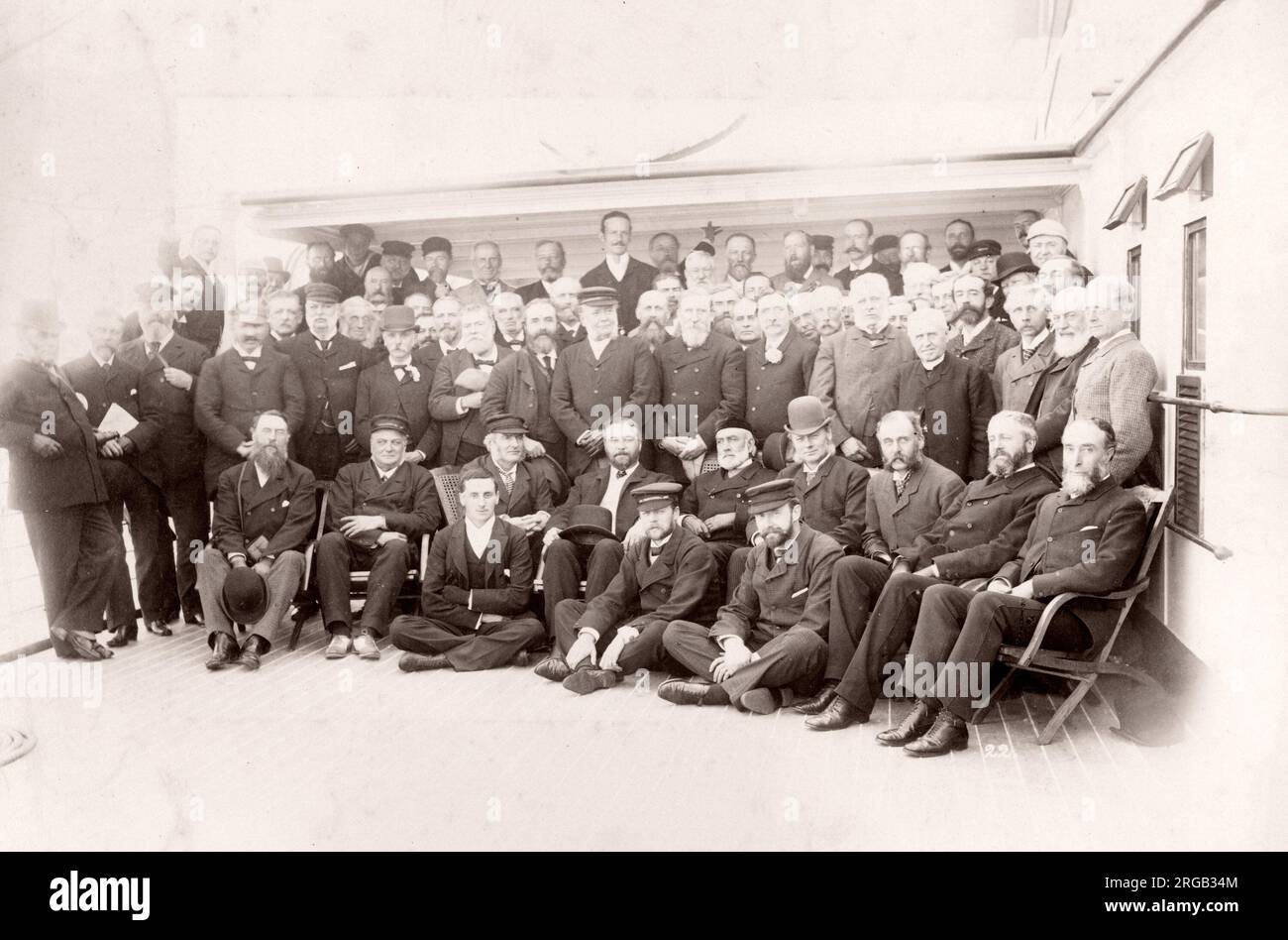 1889 fotografia - RMS Teutonico - da un album di immagini relative al lancio del vaso che è stato costruito da Harland e Wolff a Belfast per la White Star Line - in seguito per ottenere notorietà come il proprietario del Titanic. L'album mostra gli interni della nave, membro dell'equipaggio, crociere di prova, compresa una visita a bordo mediante il Kaiser tedesco e il Principe di Galles, così come molte immagini di altri visitatori. Questa immagine - gli ospiti su una crociera di prova Foto Stock