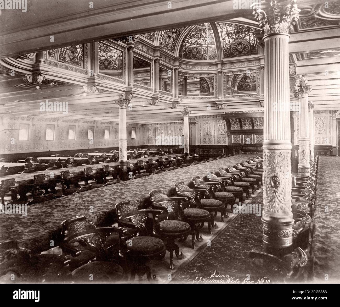 1889 Fotografia - RMS Teutonic - da un album di immagini relative al lancio della nave, che è stato costruito da Harland e Wolff a Belfast, per la White Star Line - in seguito per ottenere notorietà come il proprietario del Titanic. L'album mostra gli interni della nave, membro dell'equipaggio, crociere di prova, tra cui una visita a bordo del Kaiser tedesco e del Principe di Galles, così come molte immagini di altri visitatori. Foto Stock