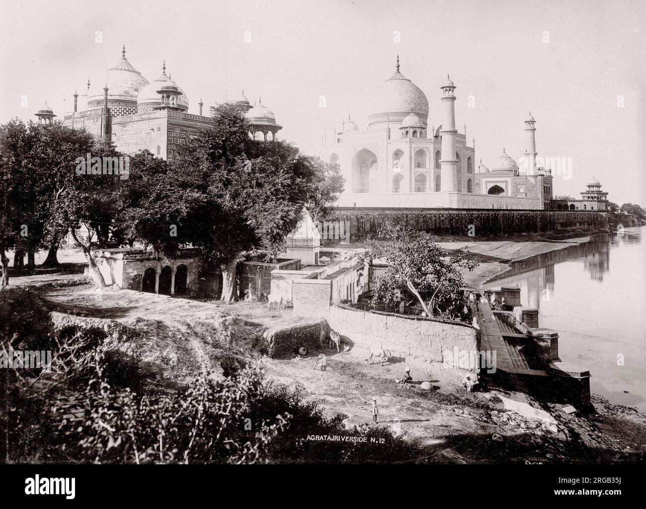 Fotografia d'epoca del XIX secolo: Taj Mahal dal fiume, Agra, India. Foto Stock