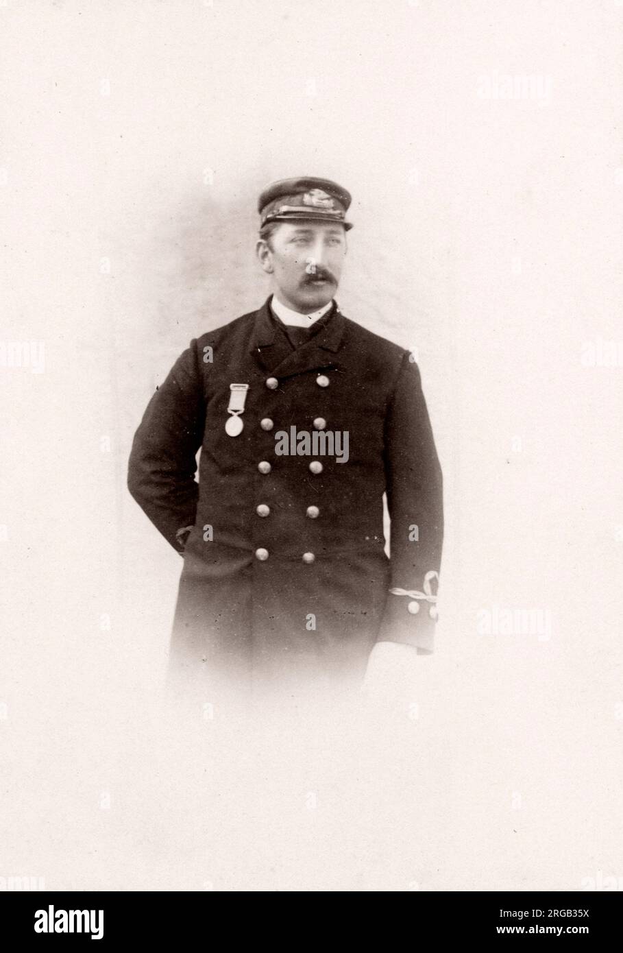 1889 fotografia - RMS Teutonico - da un album di immagini relative al lancio del vaso che è stato costruito da Harland e Wolff a Belfast per la White Star Line - in seguito per ottenere notorietà come il proprietario del Titanic. L'album mostra gli interni della nave, membro dell'equipaggio, crociere di prova, compresa una visita a bordo mediante il Kaiser tedesco e il Principe di Galles, così come molte immagini di altri visitatori. Questa immagine - primo ufficiale McKinstry Foto Stock