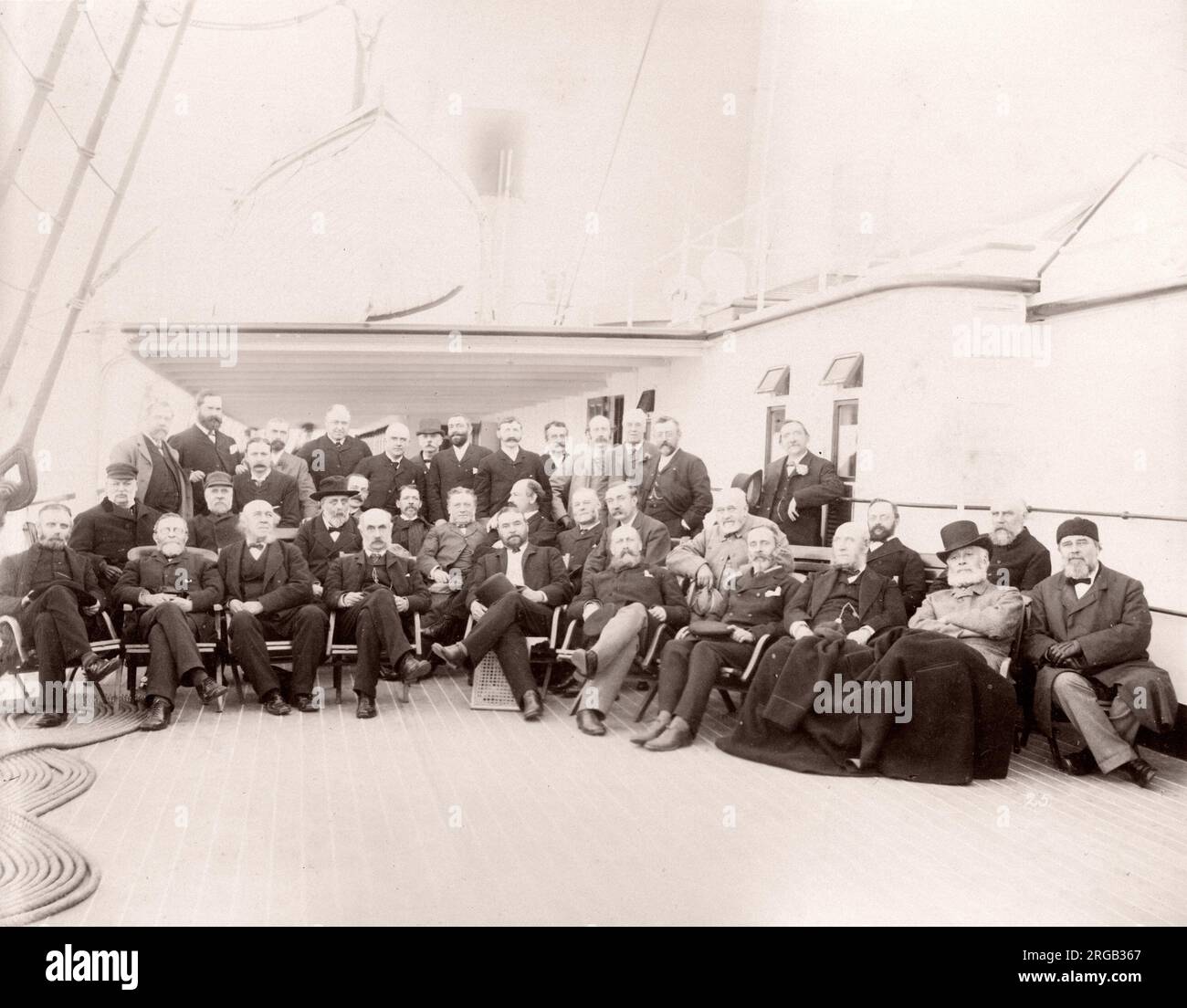 1889 fotografia - RMS Teutonico - da un album di immagini relative al lancio del vaso che è stato costruito da Harland e Wolff a Belfast per la White Star Line - in seguito per ottenere notorietà come il proprietario del Titanic. L'album mostra gli interni della nave, membro dell'equipaggio, crociere di prova, compresa una visita a bordo mediante il Kaiser tedesco e il Principe di Galles, così come molte immagini di altri visitatori. Questa immagine - gli ospiti su una crociera di prova Foto Stock