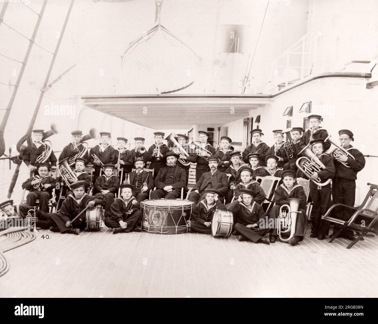 1889 fotografia - RMS Teutonico - da un album di immagini relative al lancio del vaso che è stato costruito da Harland e Wolff a Belfast per la White Star Line - in seguito per ottenere notorietà come il proprietario del Titanic. L'album mostra gli interni della nave, membro dell'equipaggio, crociere di prova, compresa una visita a bordo mediante il Kaiser tedesco e il Principe di Galles, così come molte immagini di altri visitatori. Questa immagine - banda della nave di formazione infaticabile Foto Stock