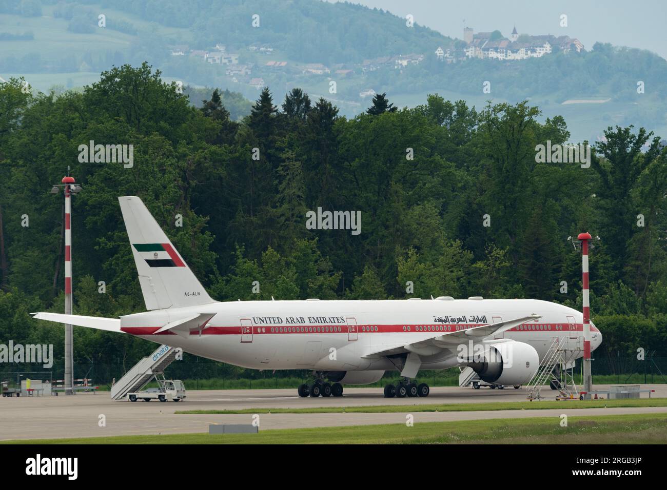 Zurigo, Svizzera, 19 maggio 2023 l'aeromobile governativo Boeing 777-2AN degli Emirati Arabi Uniti A6-ALN è parcheggiato sul piazzale Foto Stock